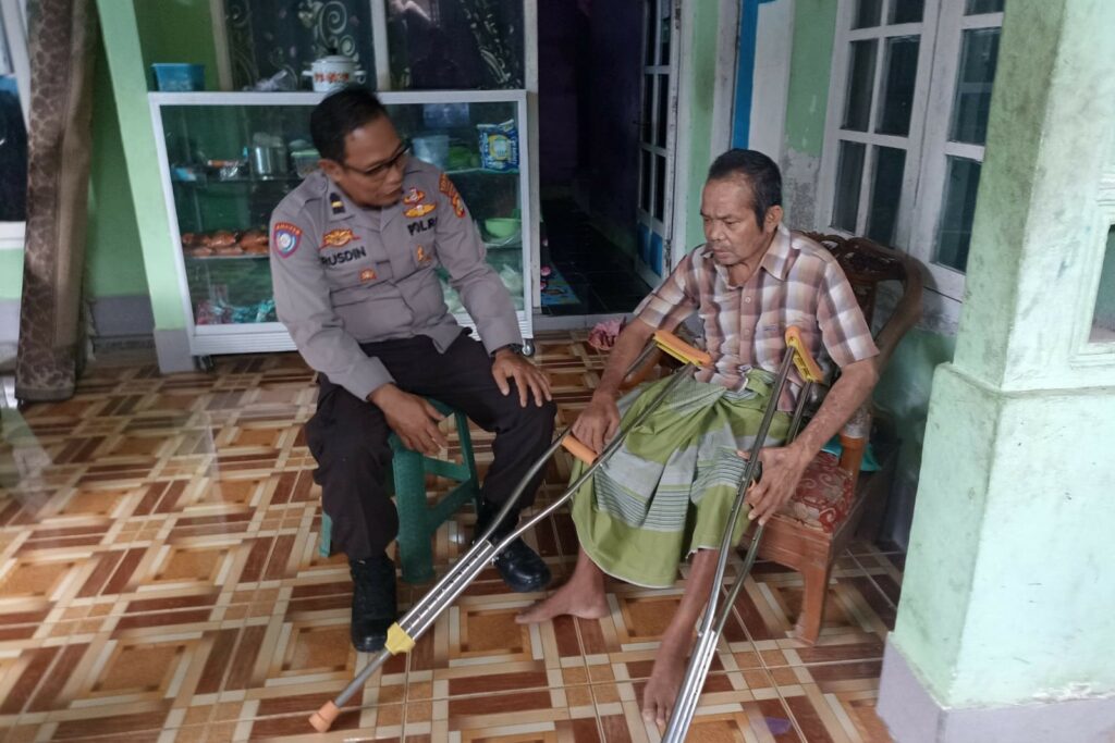 Polri Hadir untuk Masyarakat: Bantuan Tongkat Disalurkan di Desa Lembar Selatan, Lombok Barat