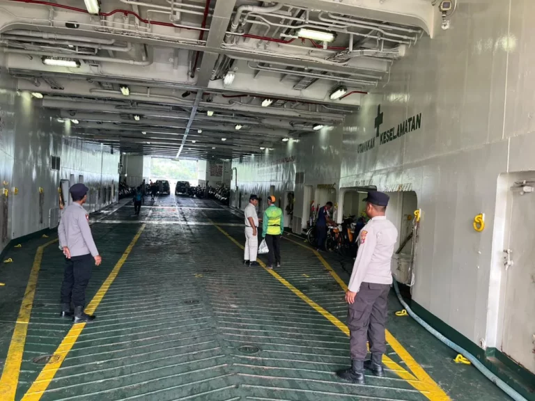 Tingkatkan Kamtibmas, Polsek Lembar Aktifkan Patroli di Atas Kapal Penyeberangan