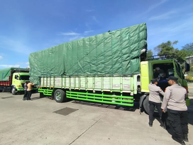 Polsek Kawasan Pelabuhan Lembar Jaga Ketertiban Bongkaran Kapal dari Jangkar