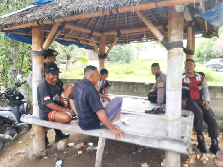 Empat Personel Polsek Sekotong Patroli Dialogis di Gunung Ketapang