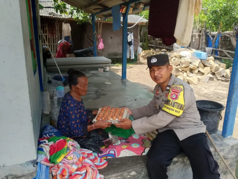 Bhabinkamtibmas Buwun Mas Hadirkan Bantuan Bergizi untuk Warga Sekotong