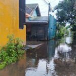 LOMBOK BARAT – Hujan lebat dengan intensitas tinggi yang melanda wilayah Kecamatan Labuapi, Kabupaten Lombok Barat, Nusa Tenggara Barat (NTB), telah memicu genangan air di sejumlah titik, khususnya di Desa Perampuan. Pihak kepolisian segera bergerak melakukan pemantauan untuk memastikan keamanan dan keselamatan warga terdampak. Kapolsek Labuapi, Polres Lombok Barat, Polda NTB, Ipda I Nyoman Rudi Santosa, memimpin langsung kegiatan monitoring dan pengecekan dampak cuaca ekstrem tersebut pada hari Selasa, 2 Desember 2025, sejak pukul 06.00 WITA. Fokus utama pengecekan adalah di beberapa dusun di Desa Perampuan yang dilaporkan terendam banjir. Genangan Air Capai Lutut di Empat Dusun Desa Perampuan Hasil pemantauan di lapangan menunjukkan bahwa genangan air cukup signifikan terjadi di beberapa dusun di Desa Perampuan. Ketinggian air diperkirakan bervariasi, mulai dari sebatas mata kaki hingga mencapai setinggi lutut orang dewasa. Kondisi ini memaksa sejumlah warga di salah satu dusun untuk mengungsi sebagai langkah antisipasi. Menurut Ipda I Nyoman Rudi Santosa, genangan air tersebut disebabkan oleh kombinasi beberapa faktor. "Tingginya intensitas hujan yang turun dalam waktu lama menjadi pemicu utama. Selain itu, wilayah Desa Perampuan ini merupakan dataran rendah. Kondisi ini diperparah dengan tidak tersedianya sistem drainase yang memadai untuk mengalirkan debit air yang berlebihan," jelasnya. Empat dusun yang terpantau mengalami genangan air adalah: Dusun Kerepet: Terpantau genangan air, dan sekitar 10 Kepala Keluarga (KK) dari Perumahan Pepabri memilih untuk mengungsi sementara di Mushola Baitussuhada. Dusun Karang Bayan: Masih terdapat genangan air namun dilaporkan sudah mulai berangsur surut. Warga di dusun ini tidak ada yang mengungsi. Dusun Kapitan: Genangan air juga terjadi dan mulai surut secara perlahan. Tidak ada laporan warga yang mengungsi dari dusun ini. Dusun Bayan Pengsong: Genangan air mulai surut, dan warga memilih untuk tetap bertahan di rumah masing-masing. Masyarakat Diimbau Tetap Waspada dan Kooperatif Meskipun genangan air masih terjadi di beberapa titik, situasi secara umum mulai terkendali seiring dengan meredanya curah hujan. Sebagian besar warga yang terdampak, kecuali belasan KK yang masih berada di pengungsian, telah kembali menjalankan aktivitasnya seperti biasa. Berdasarkan laporan terkini, tidak terdapat kerugian material yang signifikan yang dialami oleh warga terdampak. Ipda I Nyoman Rudi Santosa menekankan pentingnya kewaspadaan masyarakat, mengingat potensi cuaca ekstrem yang masih mungkin terjadi di tengah musim penghujan ini. "Kami terus memonitor perkembangan situasi di seluruh wilayah Labuapi. Kami mengimbau kepada seluruh masyarakat, terutama yang tinggal di daerah rawan banjir, untuk selalu waspada dan memantau informasi cuaca dari pihak berwenang. Segera laporkan kepada perangkat desa atau Bhabinkamtibmas setempat jika terjadi peningkatan debit air yang mengkhawatirkan," ujar Ipda I Nyoman Rudi Santosa. Langkah Penanganan dan Antisipasi Lebih Lanjut Pihak kepolisian sektor Labuapi, bersama dengan tim gabungan dari unsur TNI, Pemerintah Desa, dan Badan Penanggulangan Bencana Daerah (BPBD) Lombok Barat, telah berkoordinasi erat untuk penanganan dan antisipasi bencana. Koordinasi ini mencakup penyediaan lokasi pengungsian sementara, pemeriksaan kondisi kesehatan warga terdampak, serta langkah-langkah mitigasi jangka panjang terkait sistem drainase. Fenomena banjir yang berulang di wilayah dataran rendah Labuapi, khususnya Desa Perampuan, menunjukkan perlunya solusi permanen terkait tata kelola air dan tata ruang. Pembangunan infrastruktur penanggulangan banjir yang berkelanjutan, seperti normalisasi sungai dan pembangunan drainase yang terintegrasi, sangat krusial untuk mencegah terulangnya kejadian serupa di masa mendatang. "Kehadiran kami di lokasi adalah bentuk komitmen Polri untuk selalu hadir di tengah masyarakat. Kami akan terus bekerja sama dengan semua pihak terkait agar dampak bencana cuaca ekstrem dapat diminimalisir. Yang terpenting, keselamatan warga adalah prioritas utama kami," tutup Ipda I Nyoman Rudi Santosa. Pemerintah Daerah juga diharapkan dapat mengambil langkah cepat dalam penataan infrastruktur lingkungan, terutama di wilayah yang padat penduduk dan sering tergenang, guna memastikan Labuapi dapat lebih tangguh menghadapi ancaman bencana hidrometeorologi.
