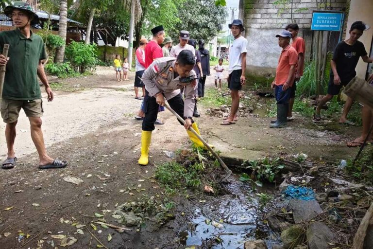 Aksi Polisi, Mahasiswa KKN, dan Warga Sekotong Jaga Lingkungan
