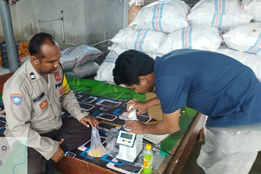 Polri Dampingi Bulog Cek Mutu 3 Ton Jagung Petani di Gerung Lombok Barat