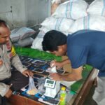 Polri Dampingi Bulog Cek Mutu 3 Ton Jagung Petani di Gerung Lombok Barat