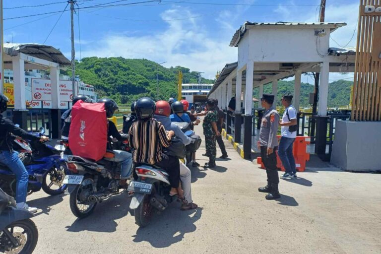 Antisipasi Kerawanan Nataru: Polsek Lembar Cek Dokumen Kendaraan Kapal