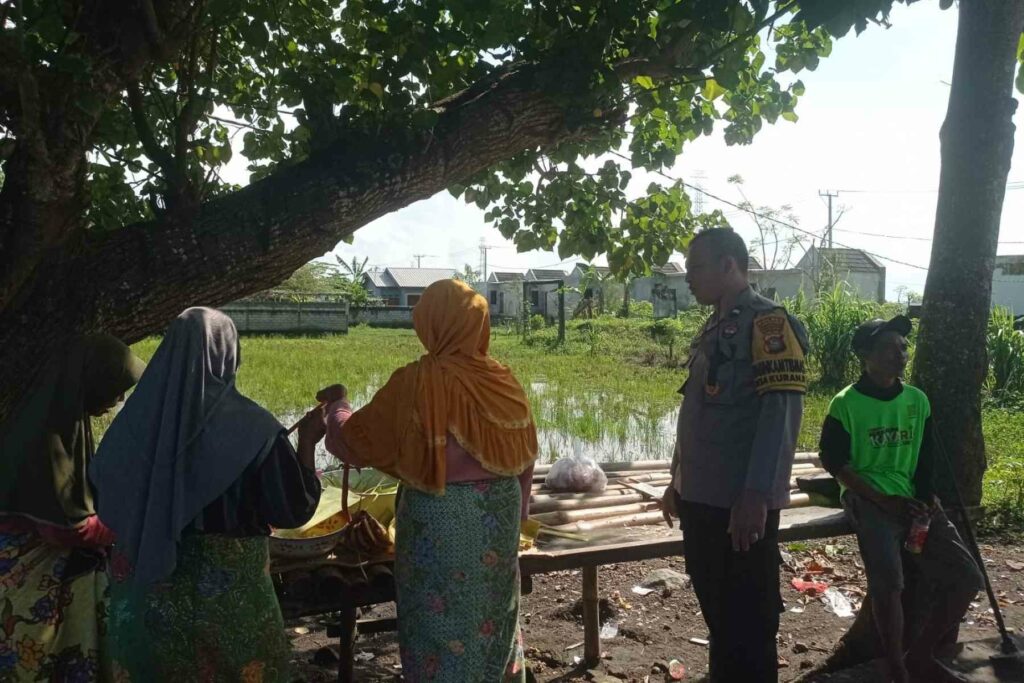 Bhabinkamtibmas Lombok Barat Ajarkan Warga Ubah Pekarangan Jadi Aset Pangan Produktif