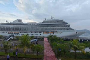 NTB Banjir Turis: Kapal Seven Seas Explorer Angkut Ratusan Wisman ke Gili Mas